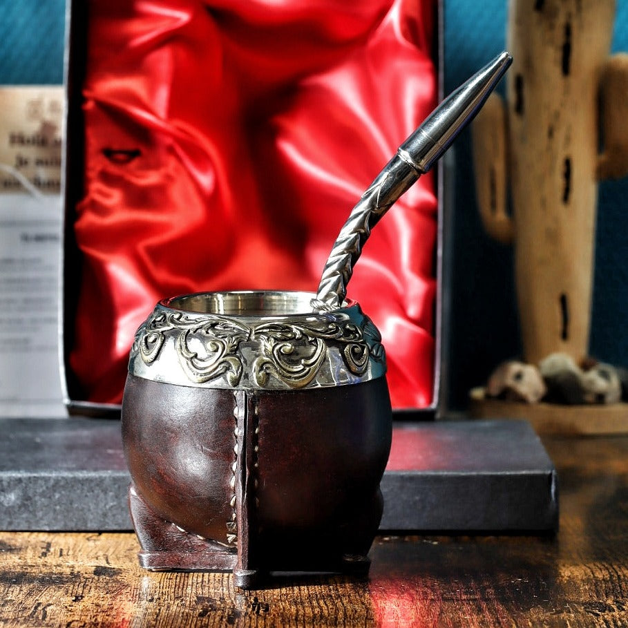 Maté Torpedo Bronze en Relief N°1 devant son coffret, virole en alpaca et bronze ciselés