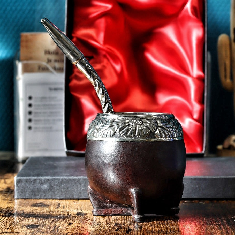 Maté Torpedo Bronze en Relief N°1 de trois quarts devant son coffret : le relief du bronze sur l'alpaca