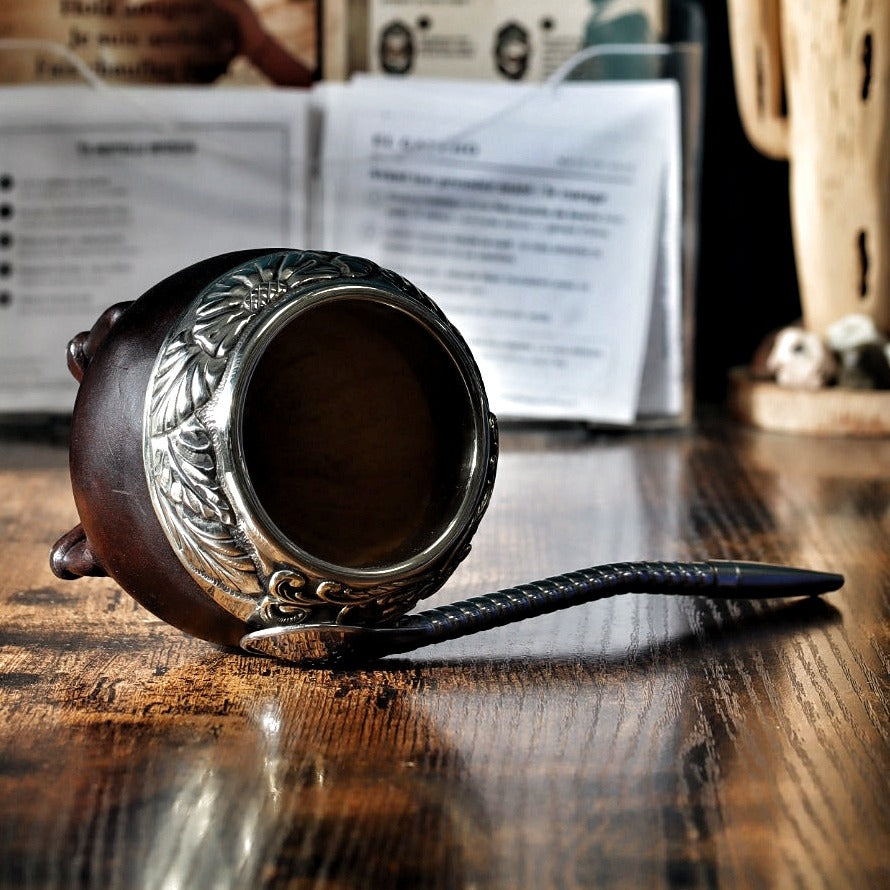 Maté Torpedo Bronze en Relief N°1 couché : volutes de bronze sur la virole en alpaca ciselée