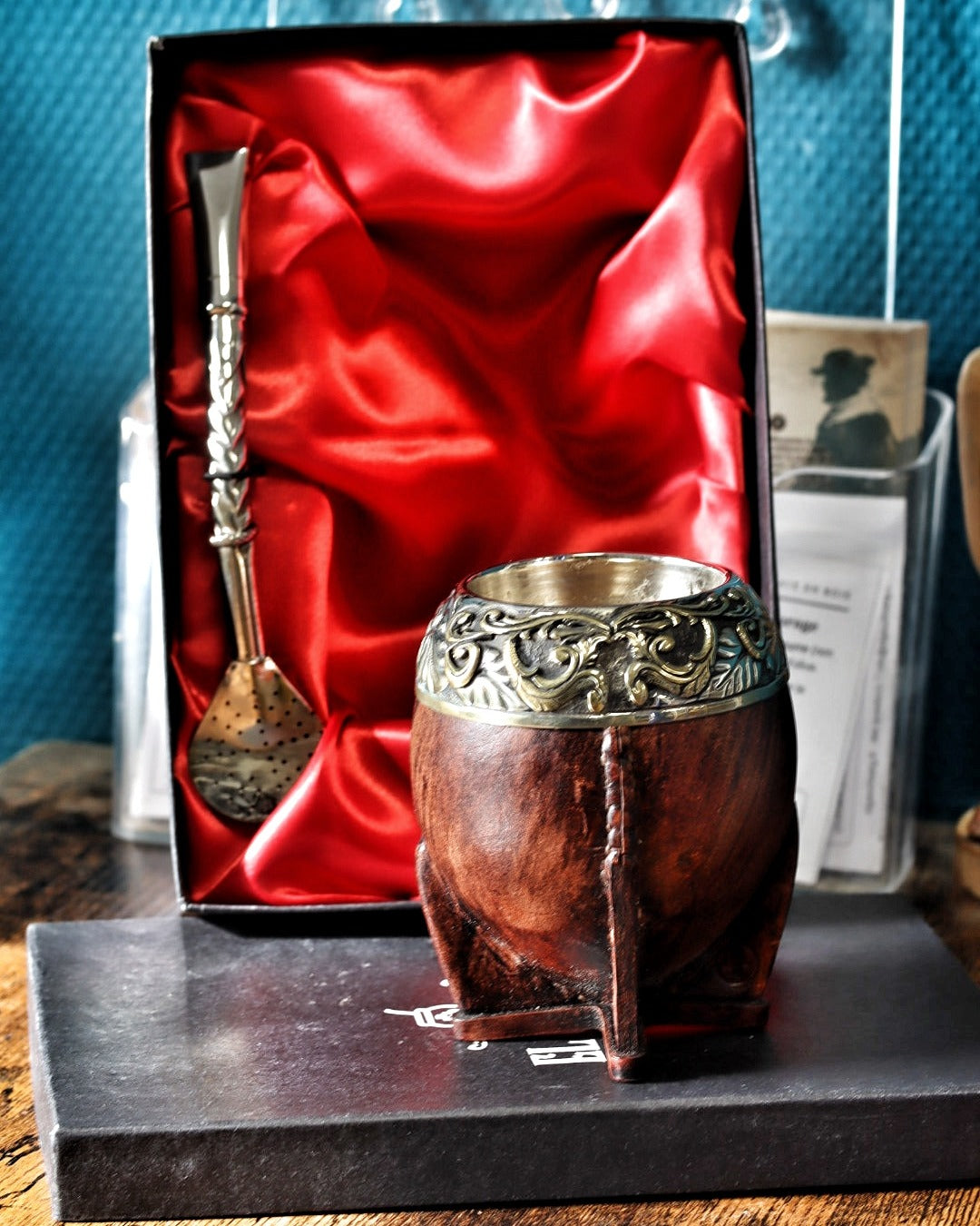 Maté Torpedo Bronze en Relief N°2 avec le bombillón premium dans son coffret doublé de satin rouge