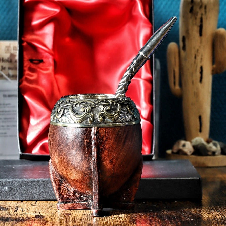 Maté Torpedo Bronze en Relief N°2 devant son coffret, virole en alpaca et bronze ciselés