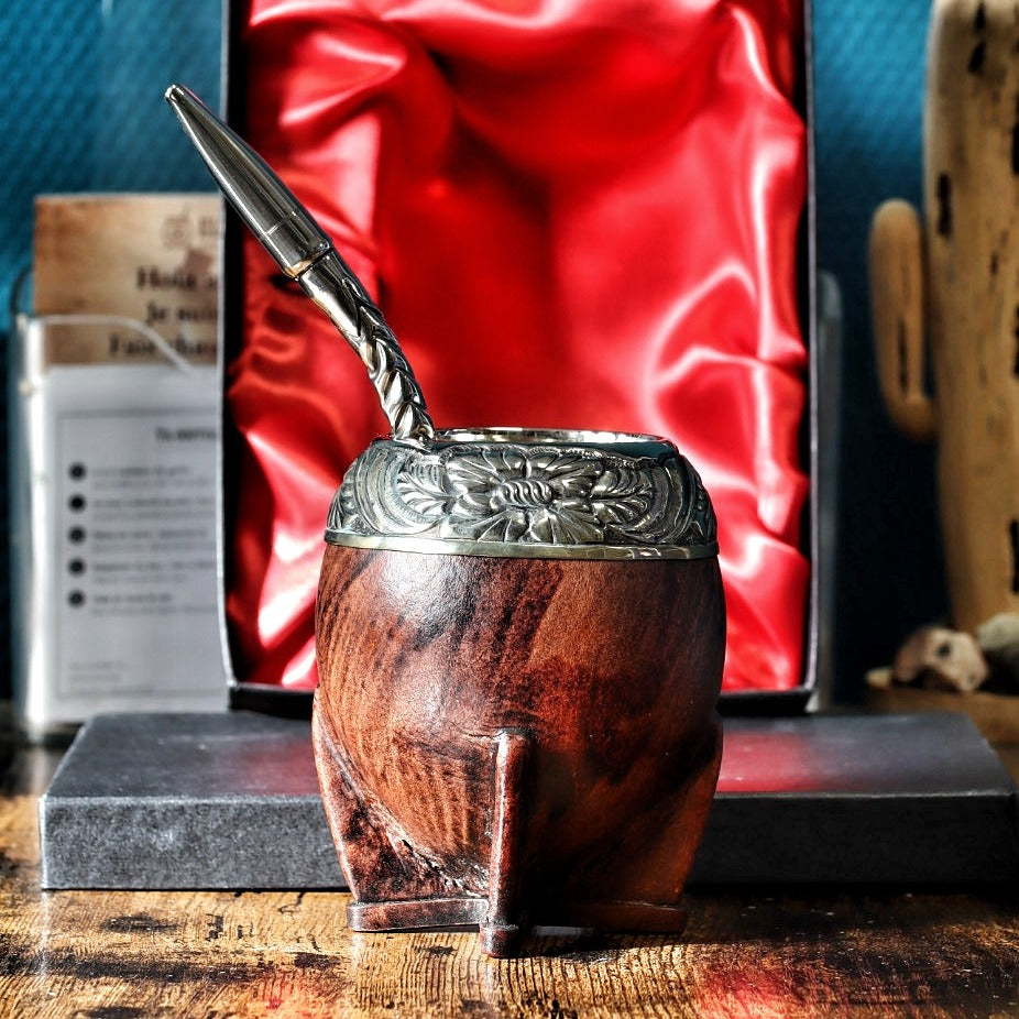 Maté Torpedo Bronze en Relief N°2 de trois quarts devant son coffret : le relief du bronze sur l'alpaca