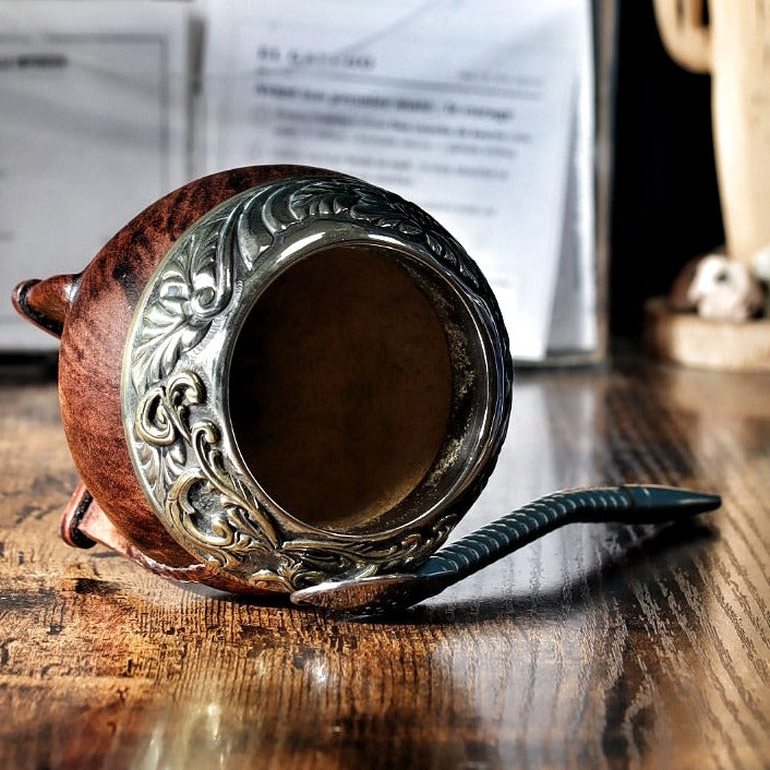 Maté Torpedo Bronze en Relief N°2 couché : volutes de bronze sur la virole en alpaca ciselée