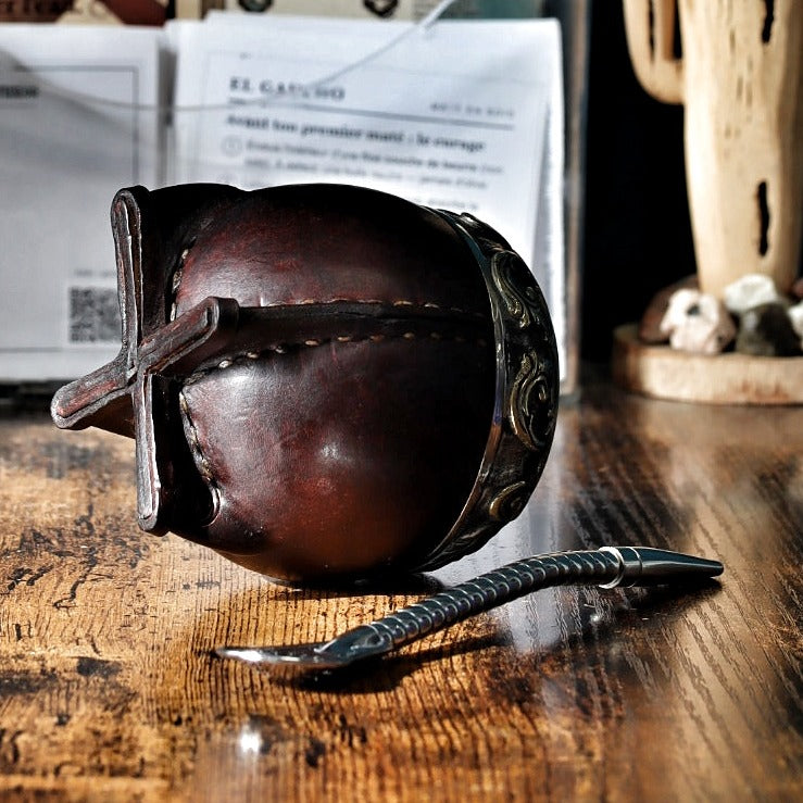 Maté Torpedo Bronze en Relief N°3 vu de dessous : pied en cuir en croix et couture main