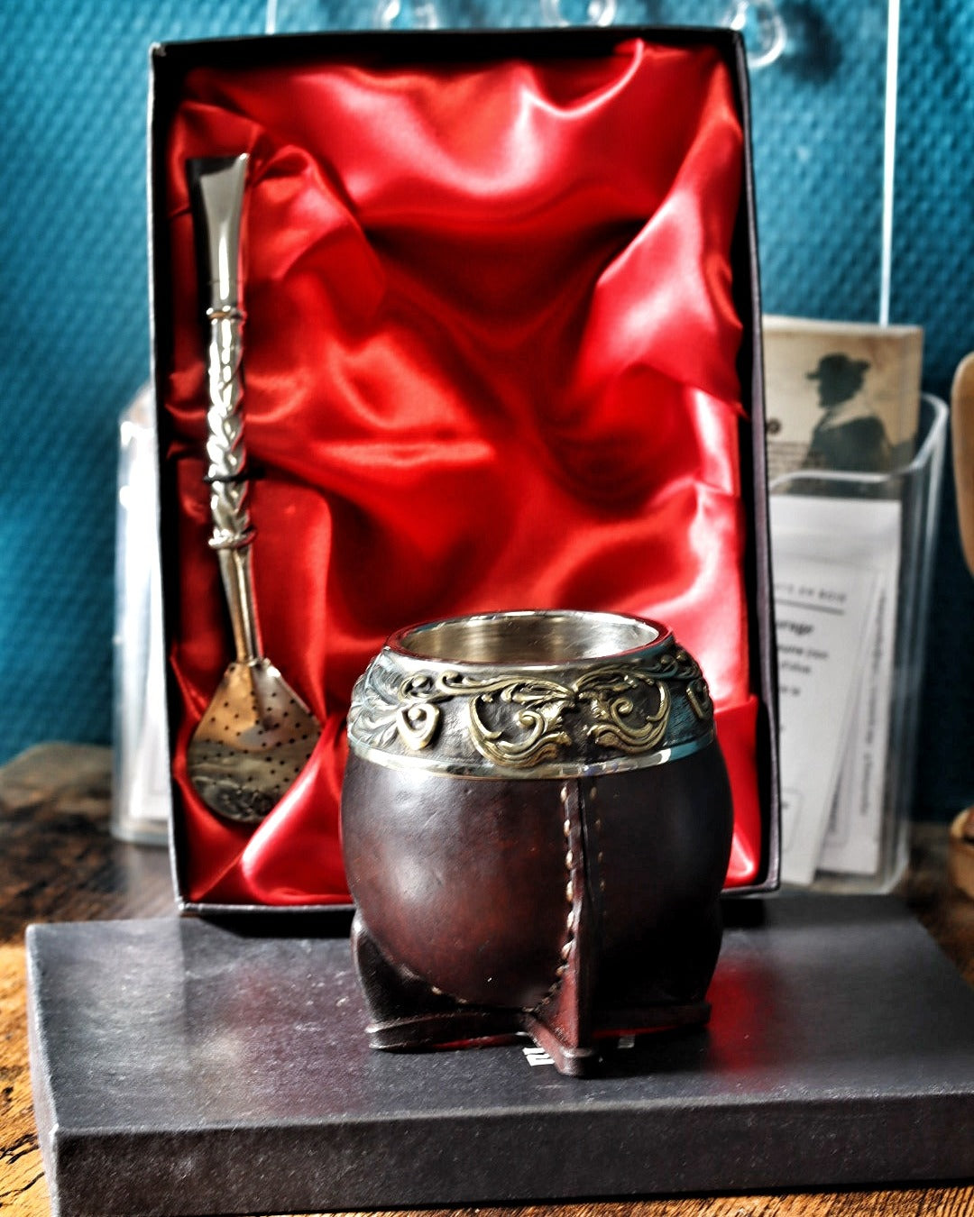 Maté Torpedo Bronze en Relief N°3 avec le bombillón premium dans son coffret doublé de satin rouge