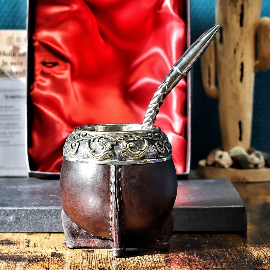 Maté Torpedo Bronze en Relief N°3 devant son coffret, virole en alpaca et bronze ciselés