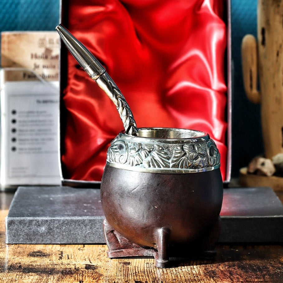 Maté Torpedo Bronze en Relief N°3 de trois quarts devant son coffret : le relief du bronze sur l'alpaca