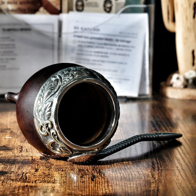 Maté Torpedo Bronze en Relief N°3 couché : volutes de bronze sur la virole en alpaca ciselée