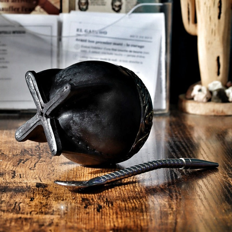 Maté Torpedo Bronze en Relief N°4 vu de dessous : pied en cuir en croix et couture main