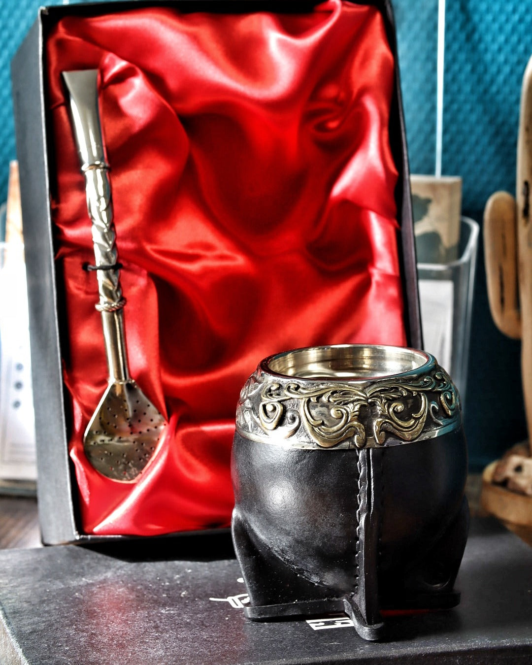 Maté Torpedo Bronze en Relief N°4 avec le bombillón premium dans son coffret doublé de satin rouge