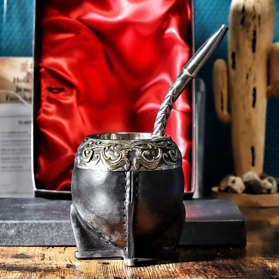 Maté Torpedo Bronze en Relief N°4 devant son coffret, virole en alpaca et bronze ciselés