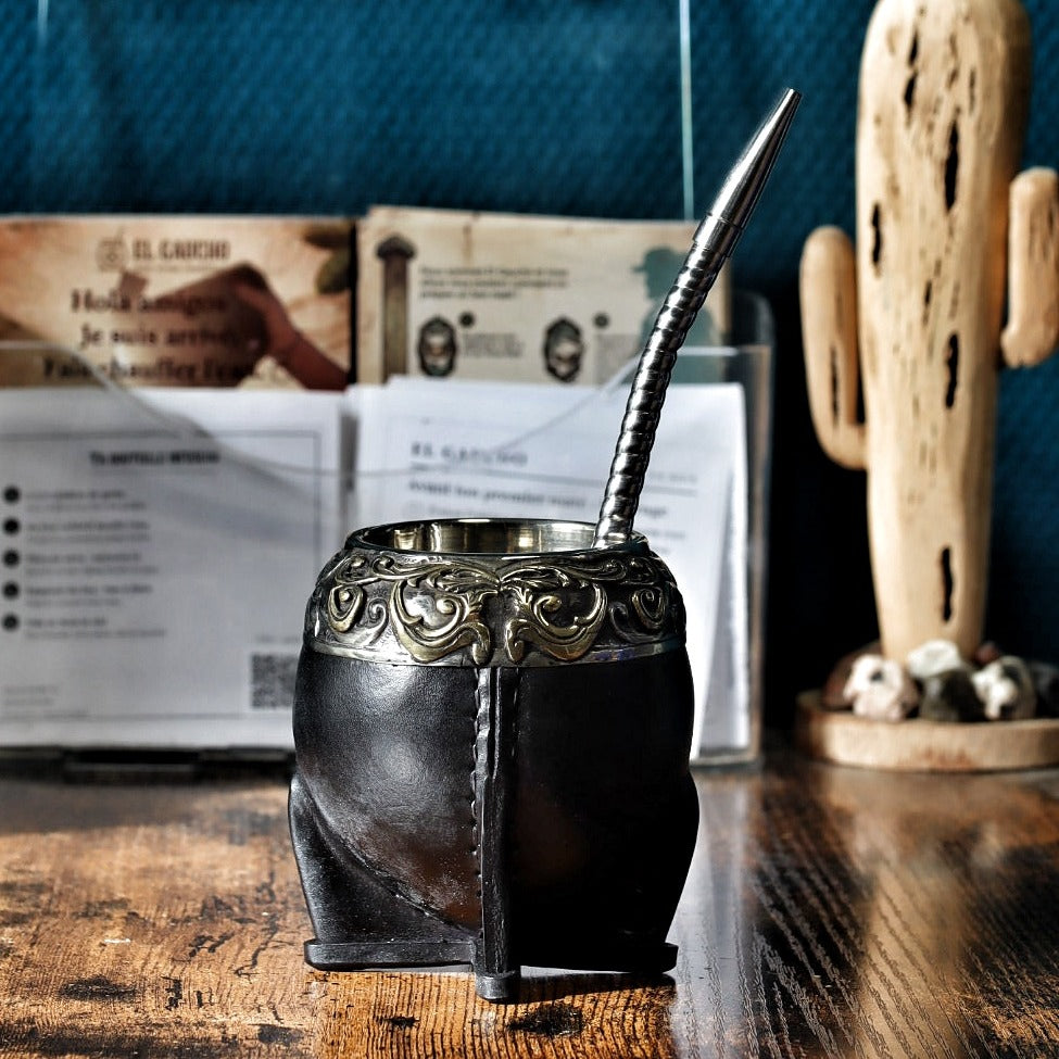 Maté Torpedo Bronze en Relief N°4 debout avec sa bombilla inox : bronze soudé en relief sur la virole en alpaca
