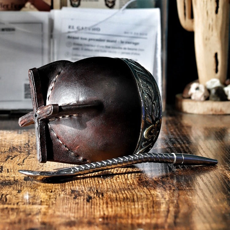 Maté Torpedo Bronze en Relief N°5 vu de dessous : pied en cuir en croix et couture main