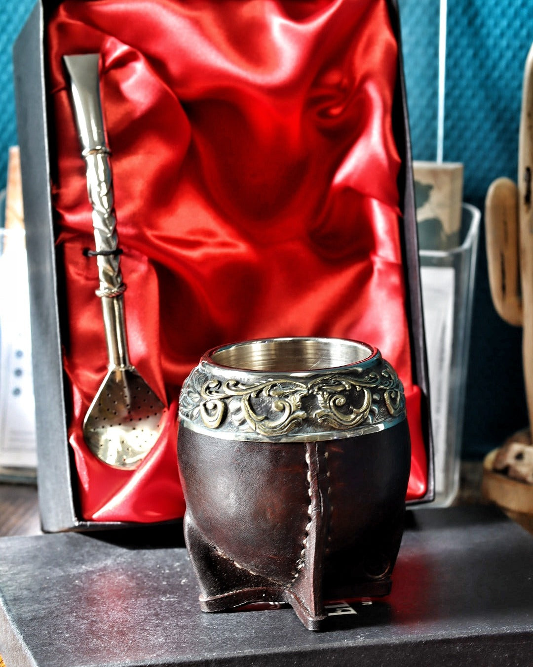 Maté Torpedo Bronze en Relief N°5 avec le bombillón premium dans son coffret doublé de satin rouge