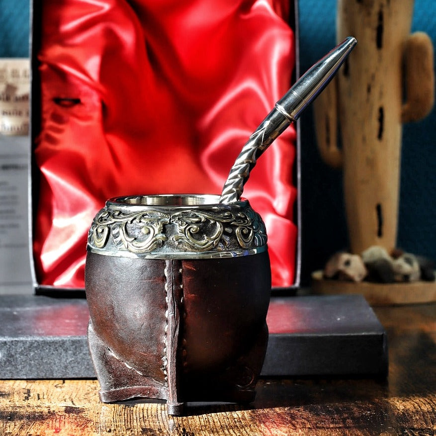 Maté Torpedo Bronze en Relief N°5 devant son coffret, virole en alpaca et bronze ciselés