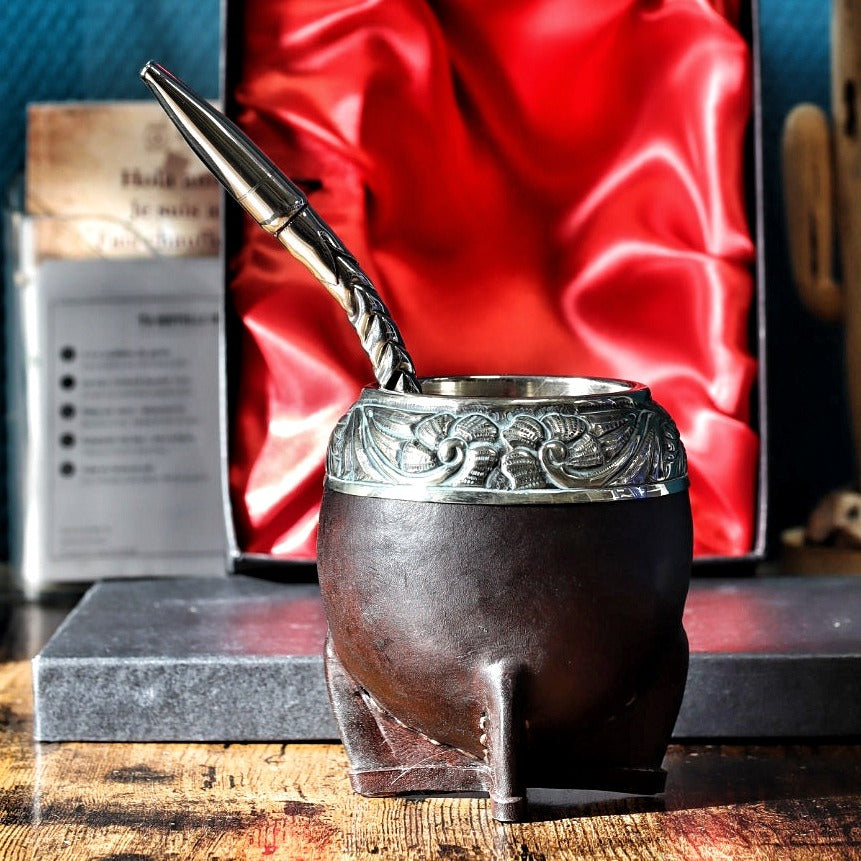 Maté Torpedo Bronze en Relief N°5 de trois quarts devant son coffret : le relief du bronze sur l'alpaca