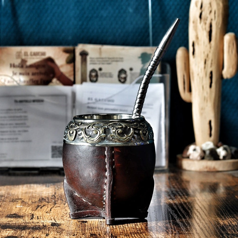 Maté Torpedo Bronze en Relief N°5 debout avec sa bombilla inox : bronze soudé en relief sur la virole en alpaca