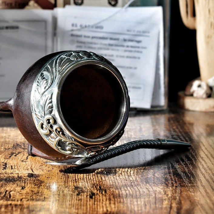 Maté Torpedo Bronze en Relief N°5 couché : volutes de bronze sur la virole en alpaca ciselée