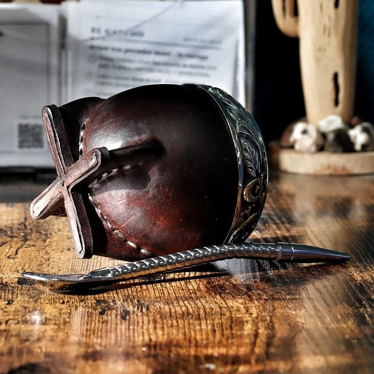 Maté Torpedo Bronze en Relief N°6 vu de dessous : pied en cuir en croix et couture main