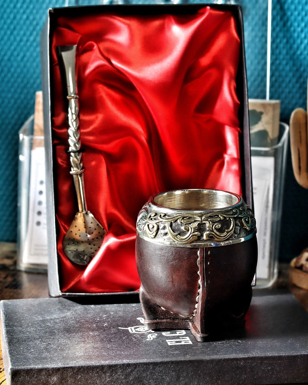 Maté Torpedo Bronze en Relief N°6 avec le bombillón premium dans son coffret doublé de satin rouge