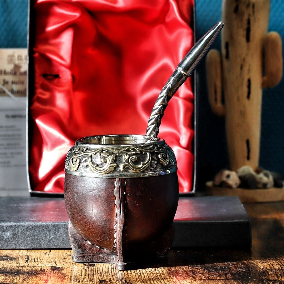 Maté Torpedo Bronze en Relief N°6 devant son coffret, virole en alpaca et bronze ciselés