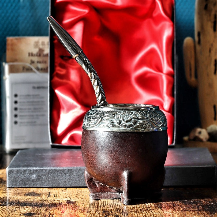 Maté Torpedo Bronze en Relief N°6 de trois quarts devant son coffret : le relief du bronze sur l'alpaca