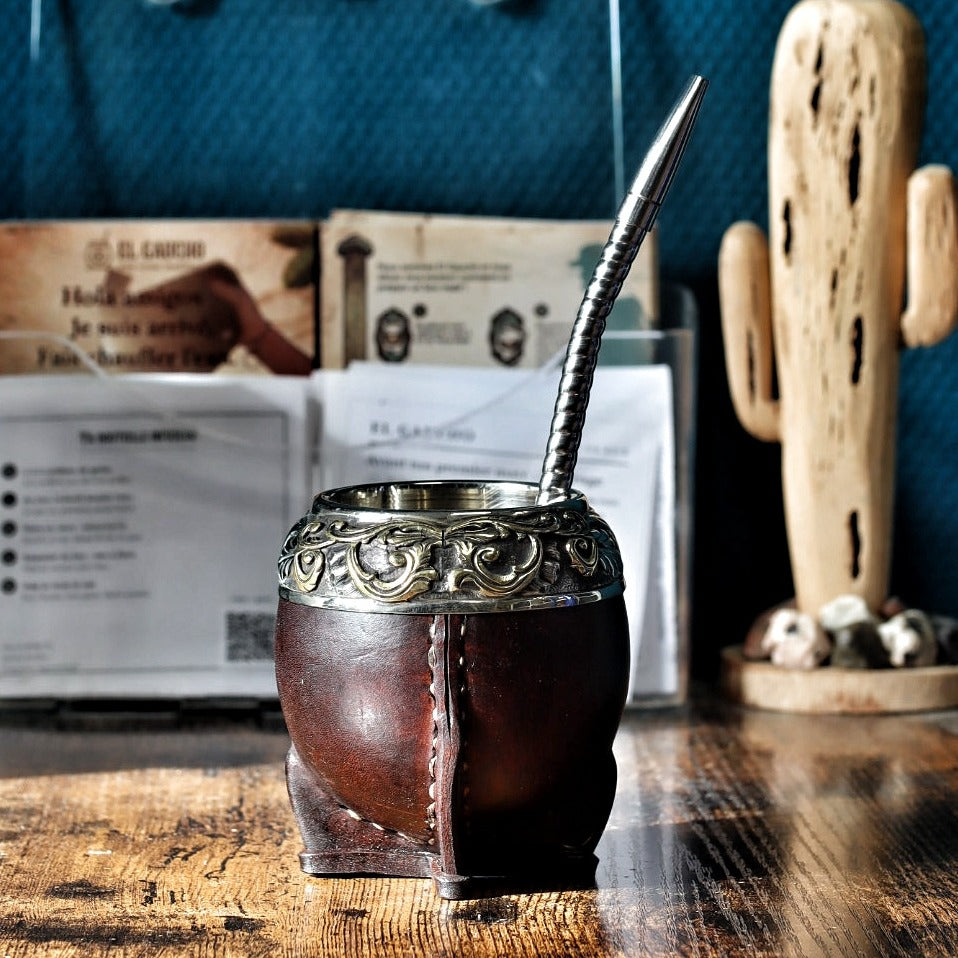 Maté Torpedo Bronze en Relief N°6 debout avec sa bombilla inox : bronze soudé en relief sur la virole en alpaca