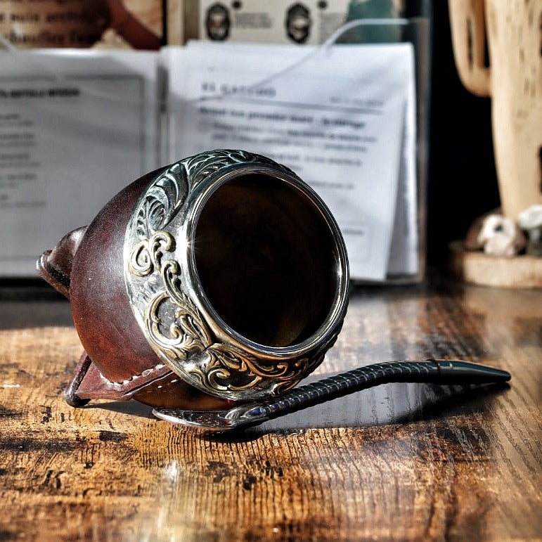Maté Torpedo Bronze en Relief N°6 couché : volutes de bronze sur la virole en alpaca ciselée