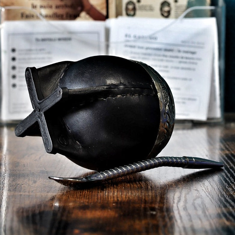 Maté Torpedo ciselé au lacre N°1 vu de dessous : pied en cuir en croix et couture main