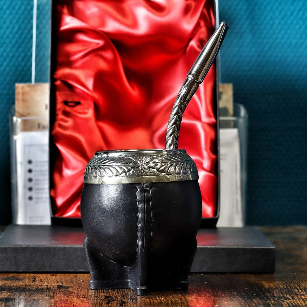 Maté Torpedo ciselé au lacre N°1 devant son coffret doublé de satin rouge