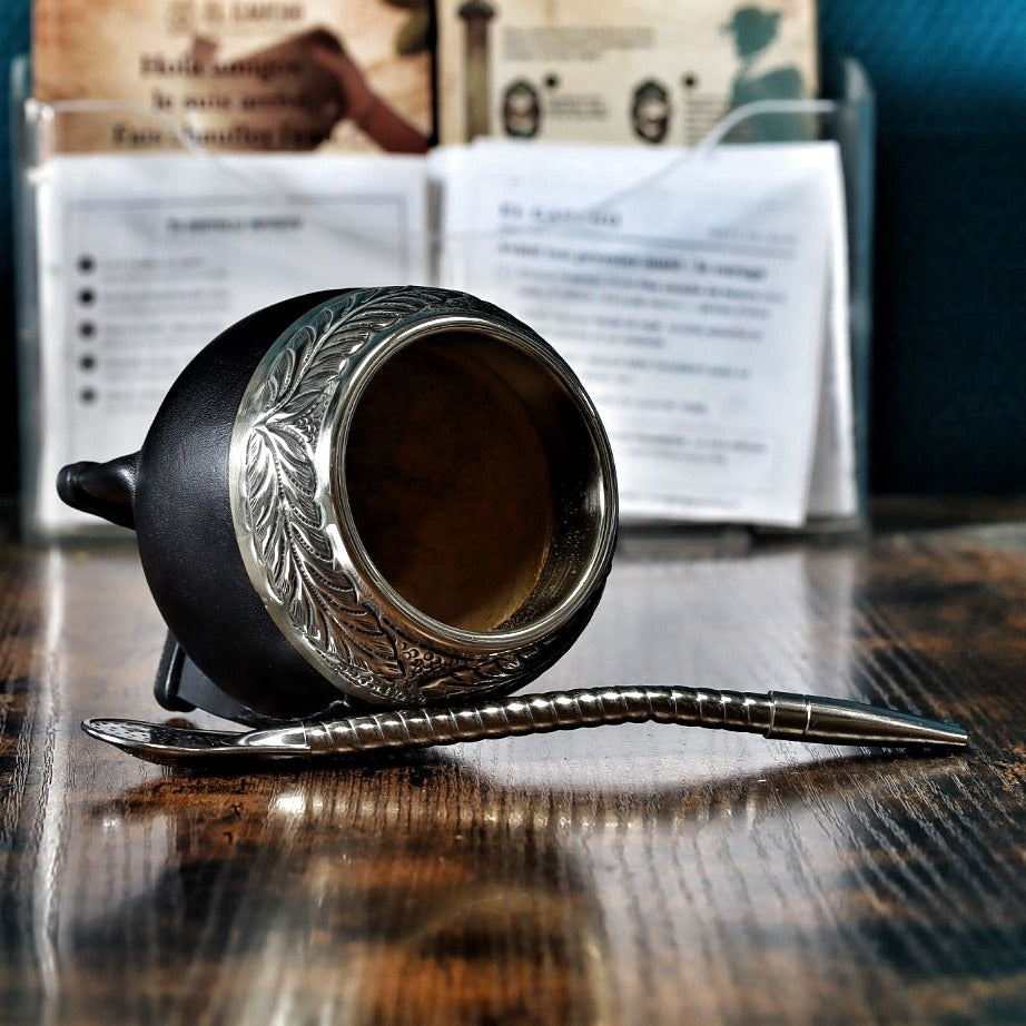 Maté Torpedo ciselé au lacre N°1 couché : virole en alpaca ciselée et intérieur en courge