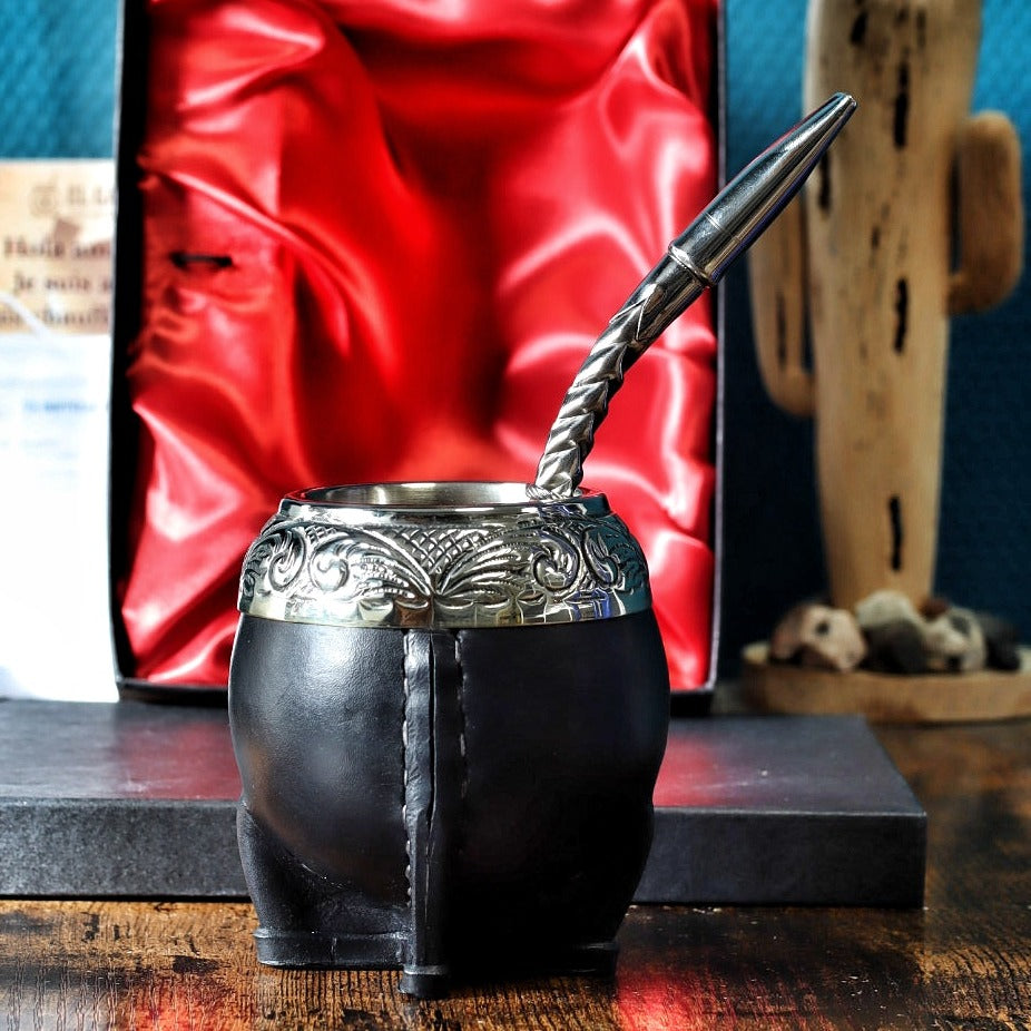 Maté Torpedo ciselé au lacre N°10 devant son coffret doublé de satin rouge