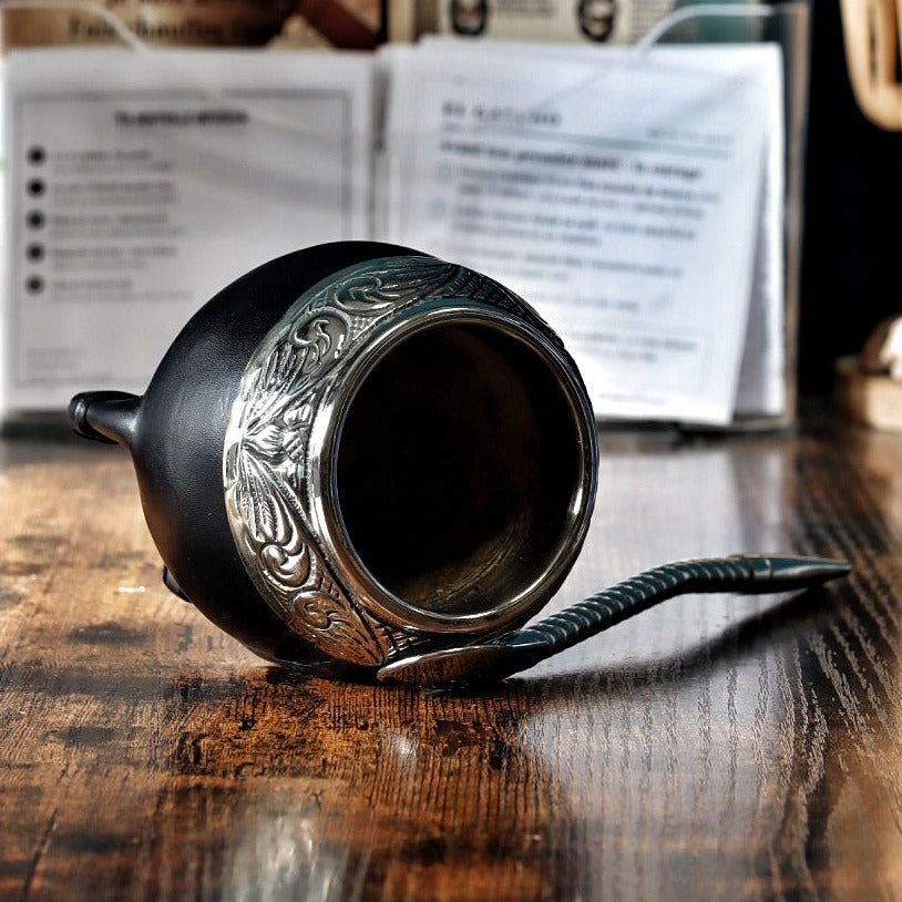Maté Torpedo ciselé au lacre N°10 couché : virole en alpaca ciselée et intérieur en courge