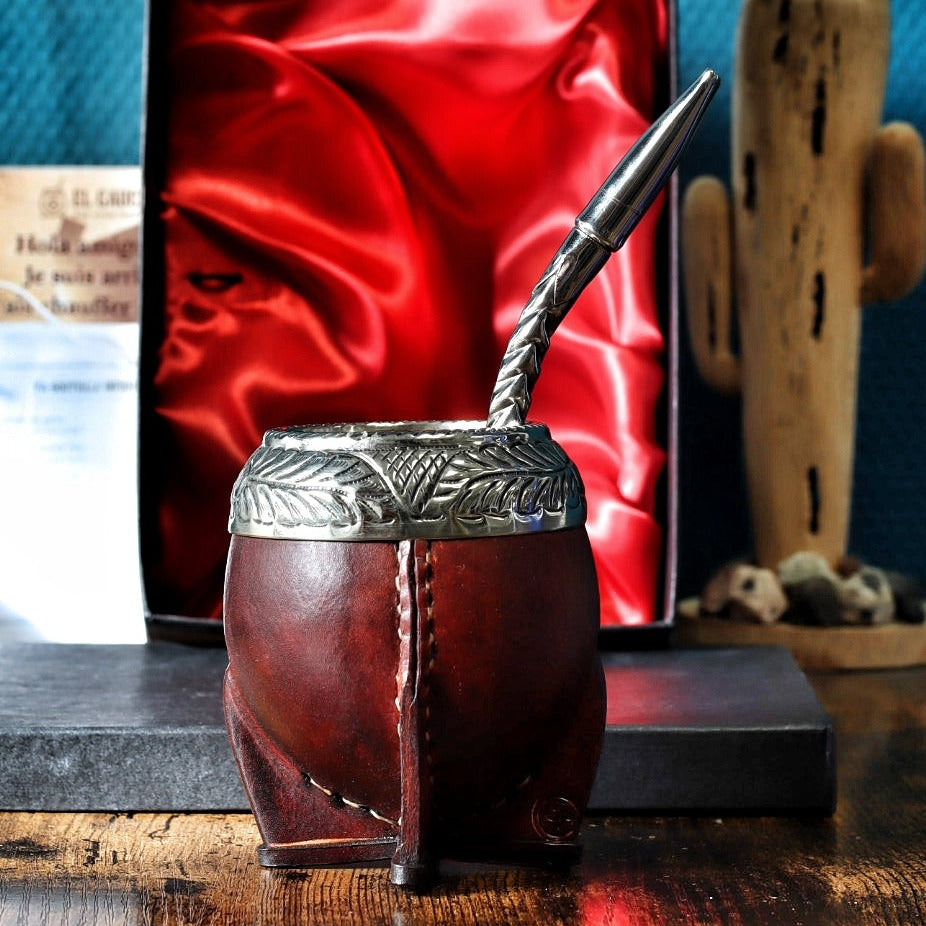 Maté Torpedo ciselé au lacre N°11 devant son coffret doublé de satin rouge
