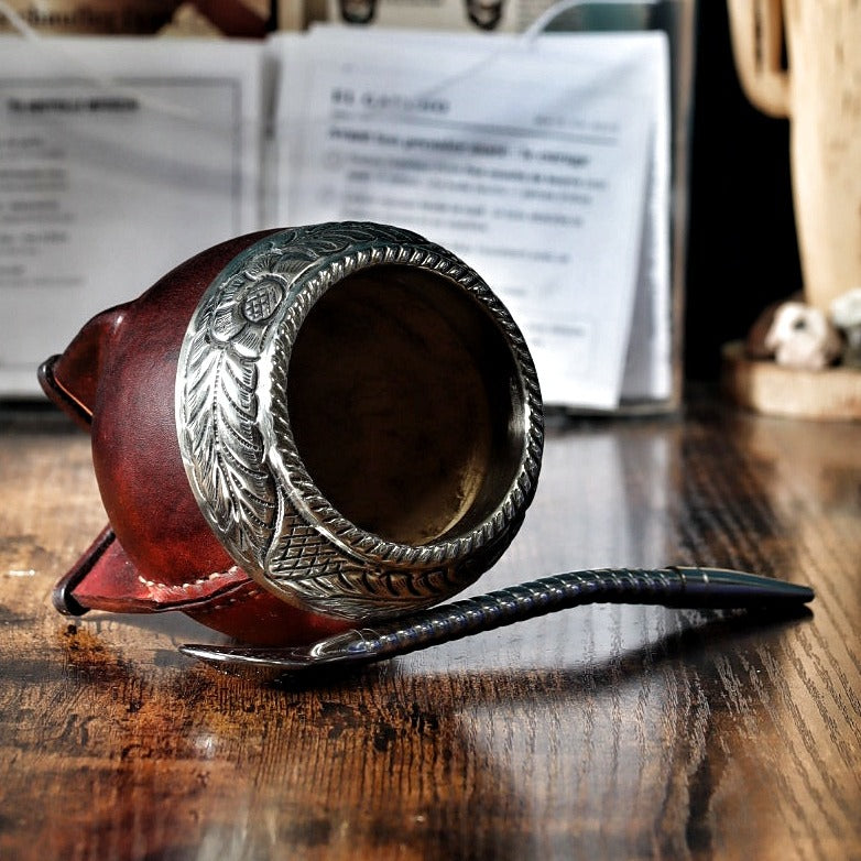 Maté Torpedo ciselé au lacre N°11 couché : virole en alpaca ciselée et intérieur en courge