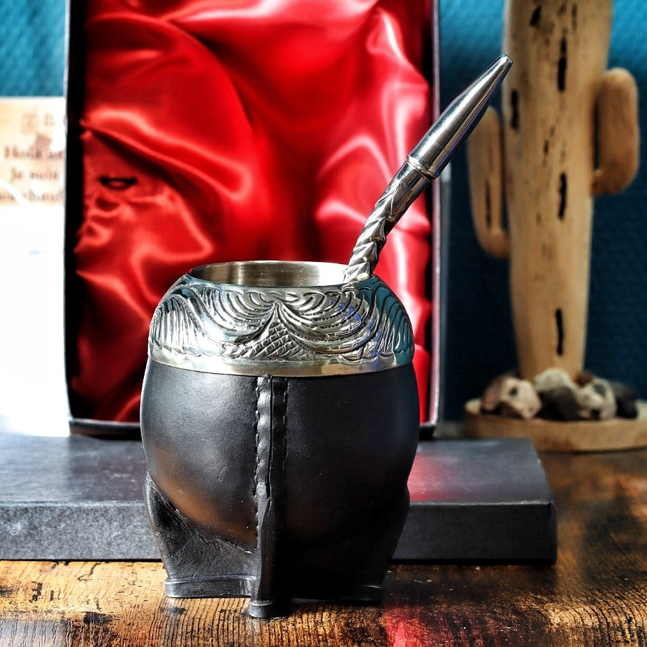 Maté Torpedo ciselé au lacre N°12 devant son coffret doublé de satin rouge