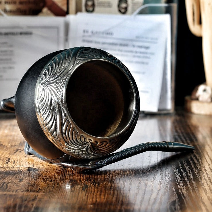 Maté Torpedo ciselé au lacre N°12 couché : virole en alpaca ciselée et intérieur en courge