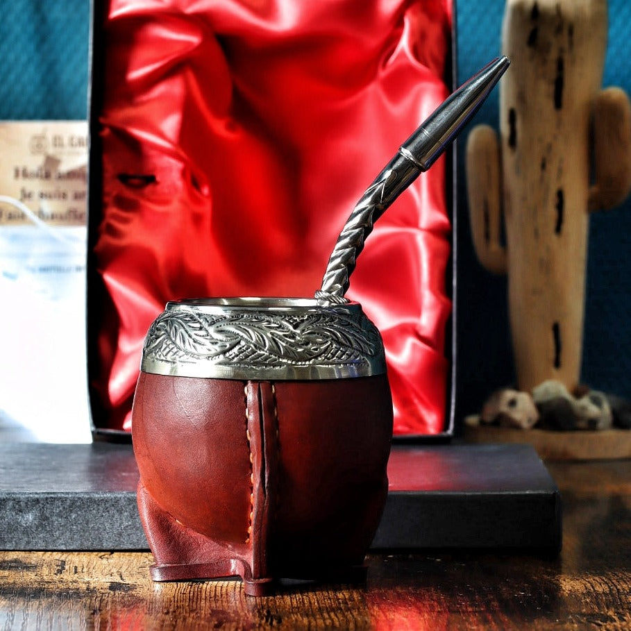 Maté Torpedo ciselé au lacre N°13 devant son coffret doublé de satin rouge