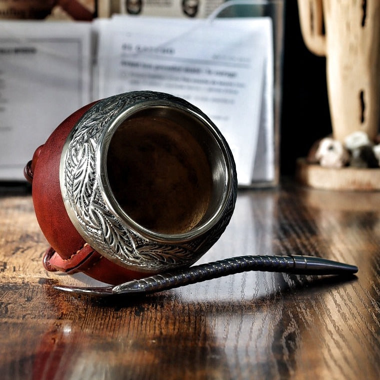 Maté Torpedo ciselé au lacre N°13 couché : virole en alpaca ciselée et intérieur en courge
