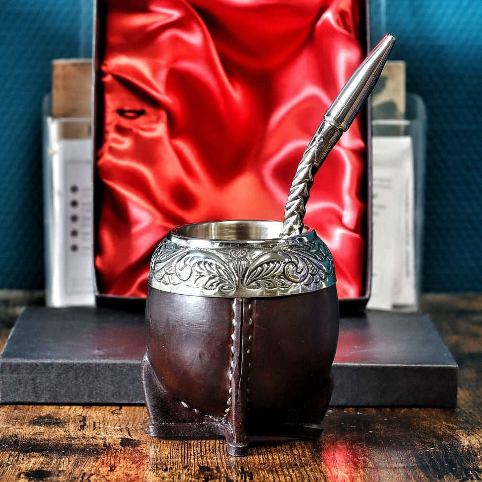 Maté Torpedo ciselé au lacre N°2 debout avec sa bombilla inox : cuir cousu main et virole en alpaca ciselée