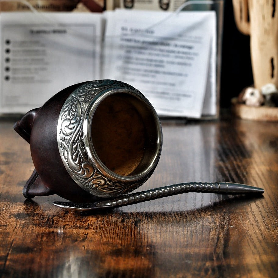 Maté Torpedo ciselé au lacre N°2 couché : virole en alpaca ciselée et intérieur en courge