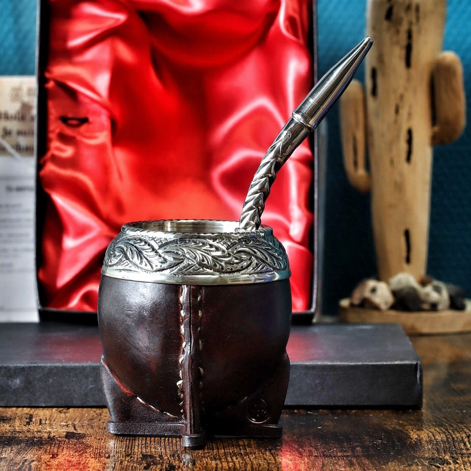 Maté Torpedo ciselé au lacre N°3 devant son coffret doublé de satin rouge