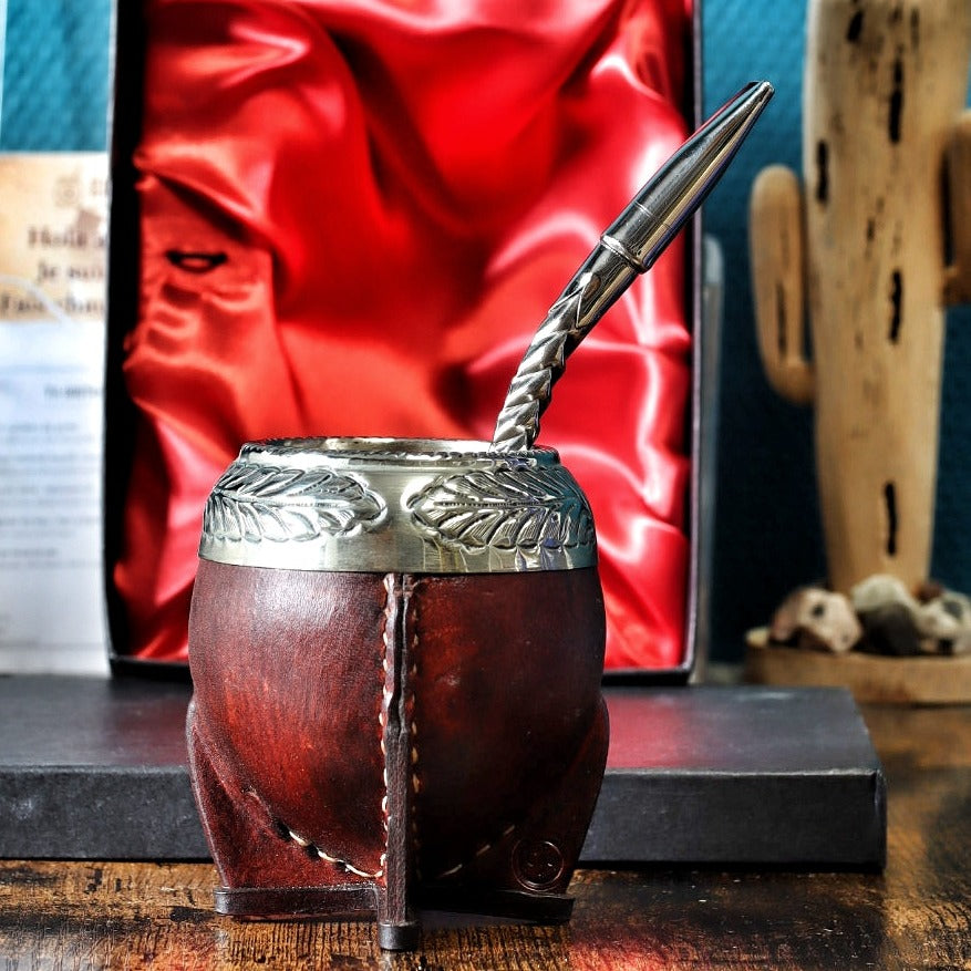 Maté Torpedo ciselé au lacre N°4 devant son coffret doublé de satin rouge