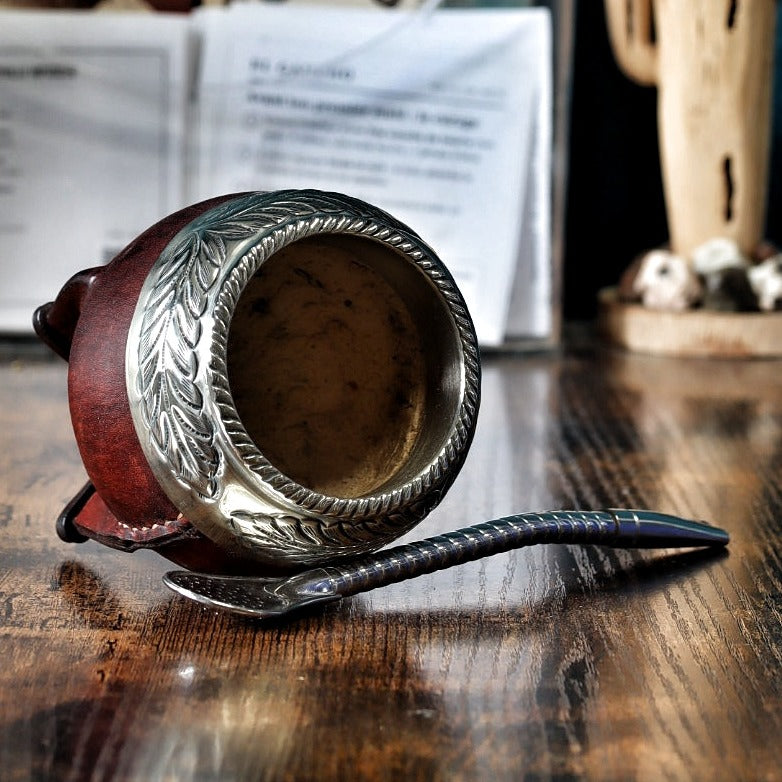 Maté Torpedo ciselé au lacre N°4 couché : virole en alpaca ciselée et intérieur en courge