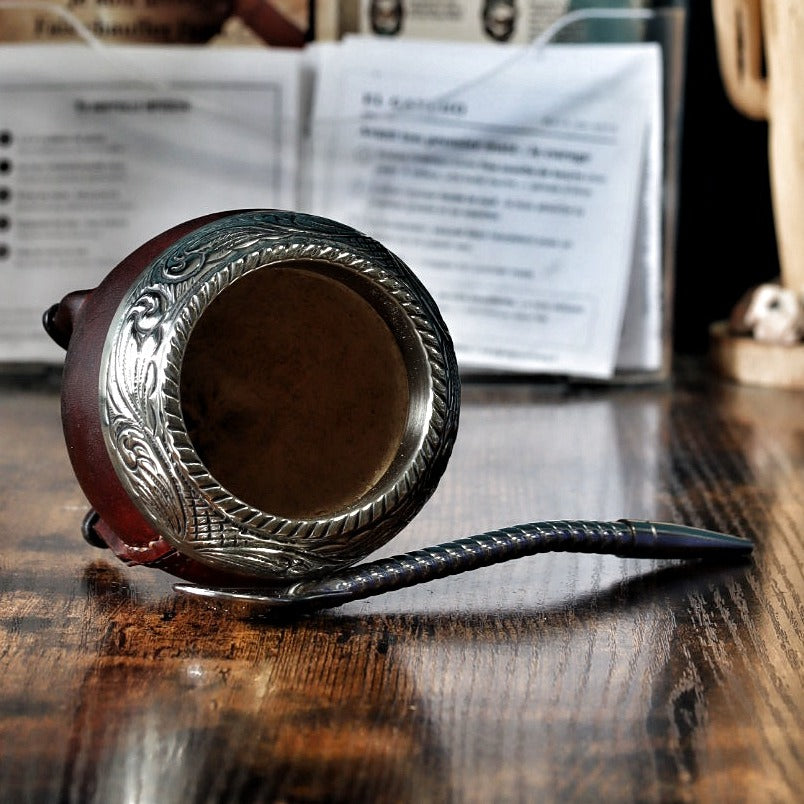 Maté Torpedo ciselé au lacre N°5 couché : virole en alpaca ciselée et intérieur en courge