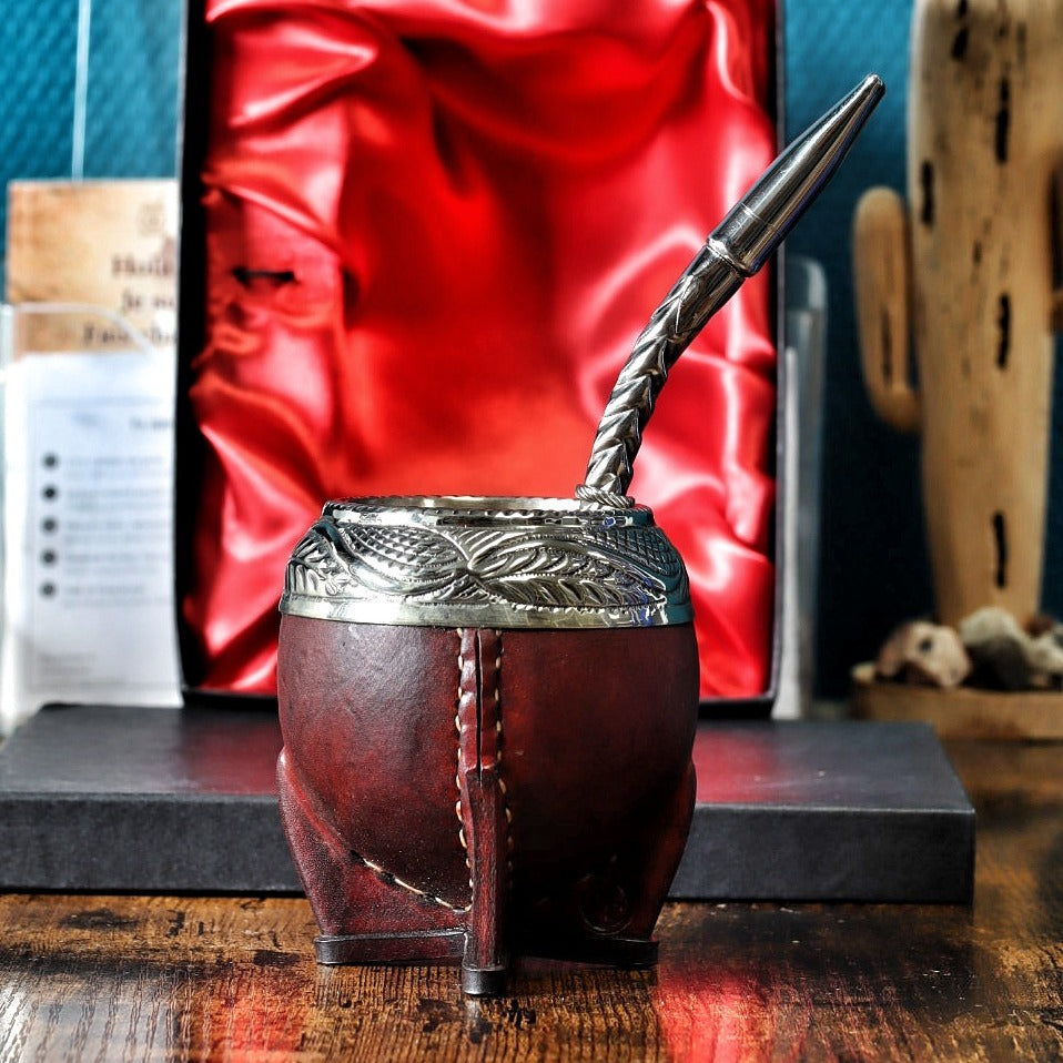 Maté Torpedo ciselé au lacre N°6 devant son coffret doublé de satin rouge