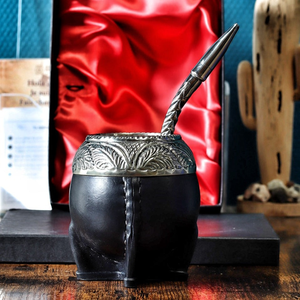 Maté Torpedo ciselé au lacre N°7 debout avec sa bombilla inox : cuir cousu main et virole en alpaca ciselée