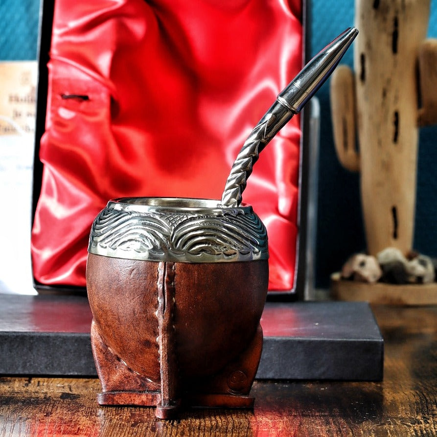 Maté Torpedo ciselé au lacre N°8 debout avec sa bombilla inox : cuir cousu main et virole en alpaca ciselée