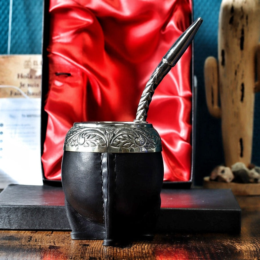 Maté Torpedo ciselé au lacre N°9 devant son coffret doublé de satin rouge