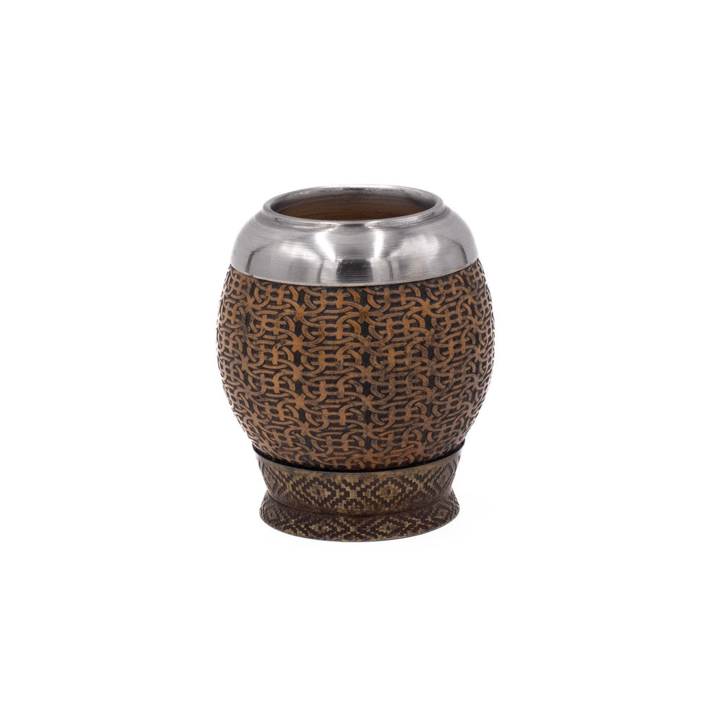 Mate torpedo gravé style classique – pièce artisanale en cuir naturel sans revêtement, avec détails de gravures florales et base métallique